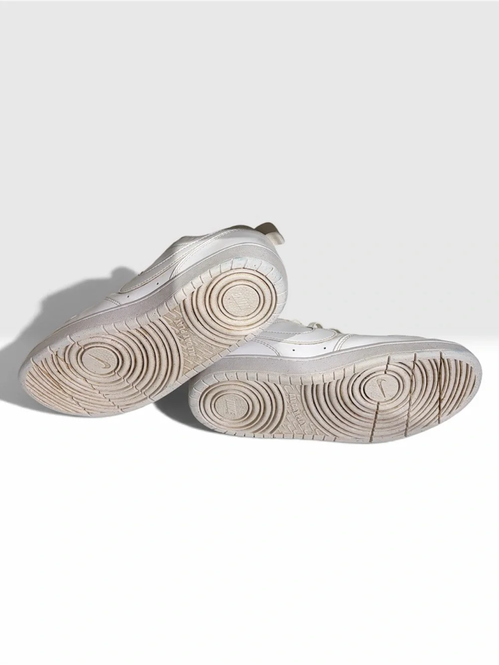 Nike men’s Cream/White Low-Top Sneakers
